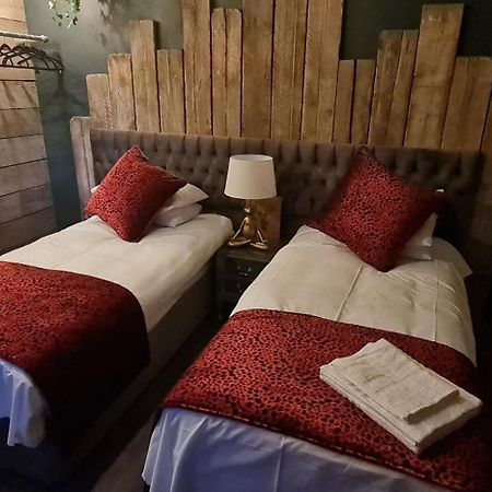 The Waterside Bar, Rooms & Restaurant Суинтън Стая снимка