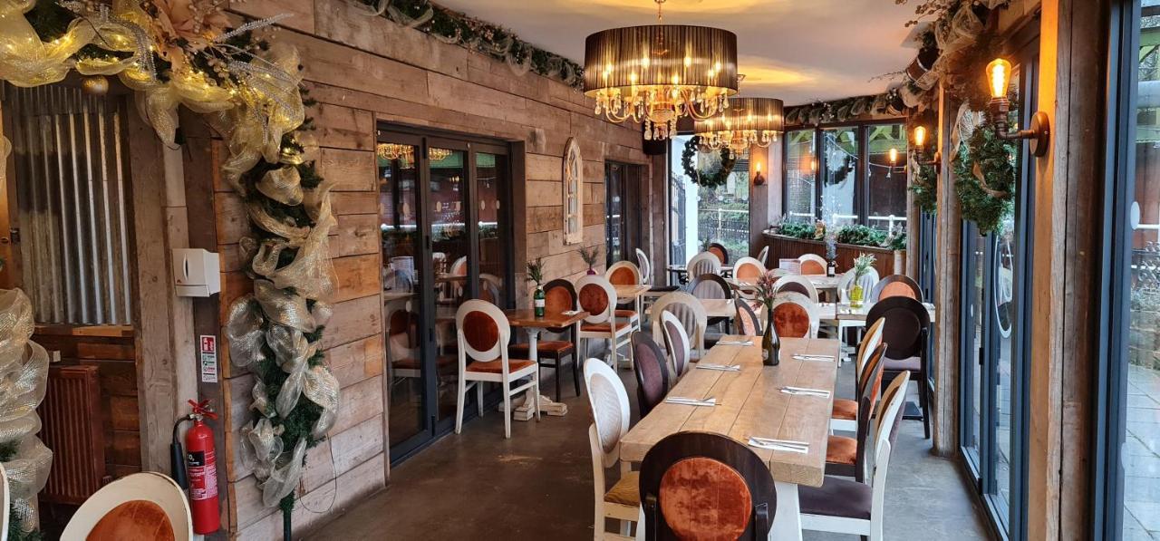 The Waterside Bar, Rooms & Restaurant Суинтън Екстериор снимка