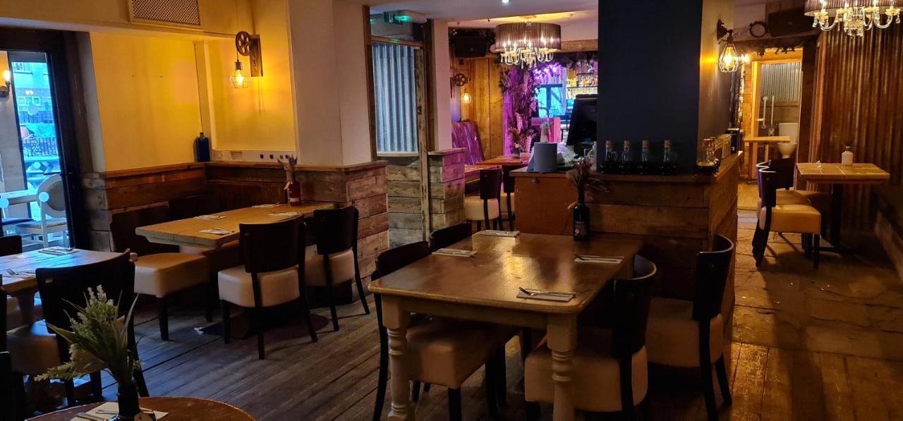 The Waterside Bar, Rooms & Restaurant Суинтън Екстериор снимка